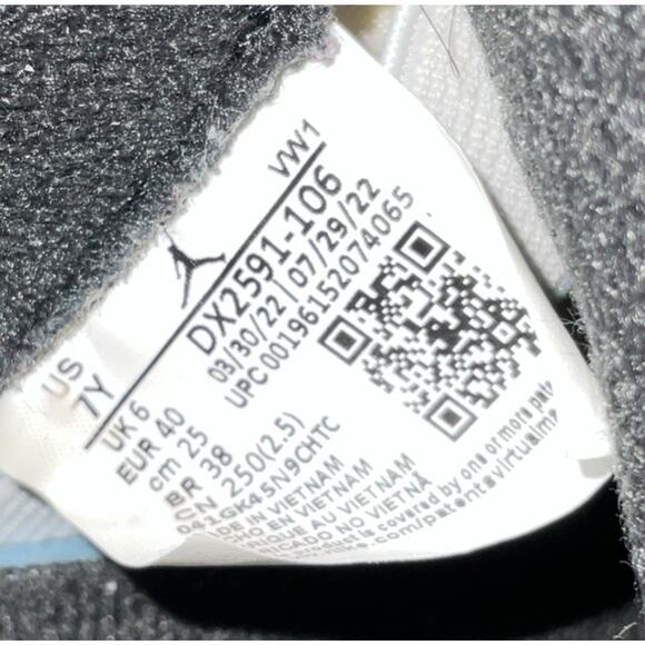 Air Jordan 2 Retro GS 'Chicago' (Size 7Y) - Picture 7 of 7